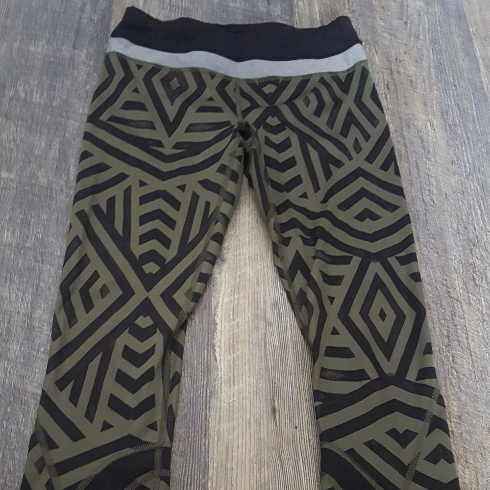 EUC Lululemon cropped leggings